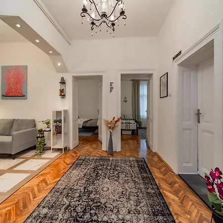 Capitol Apartment *